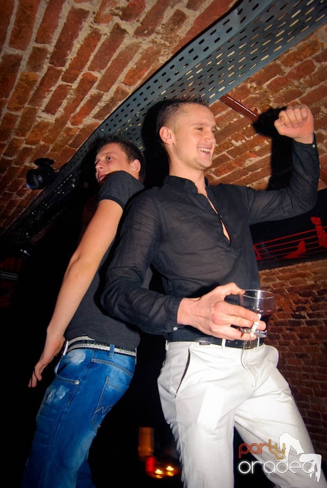 Muzică şi dans în Club Escape, 