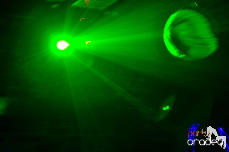 Muzică şi dans în Club Escape, 