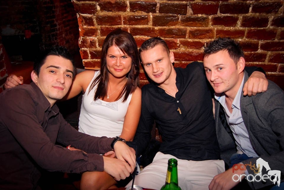 Muzică şi dans în Club Escape, 