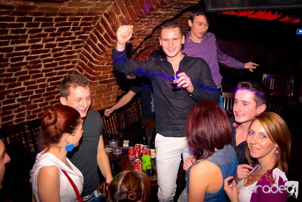 Muzică şi dans în Club Escape, 