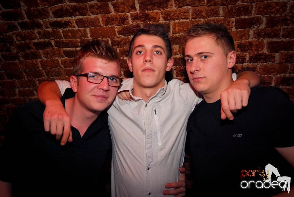 Muzică şi dans în Club Escape, 