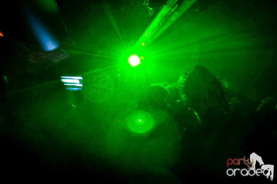 Muzică şi dans în Club Escape, 