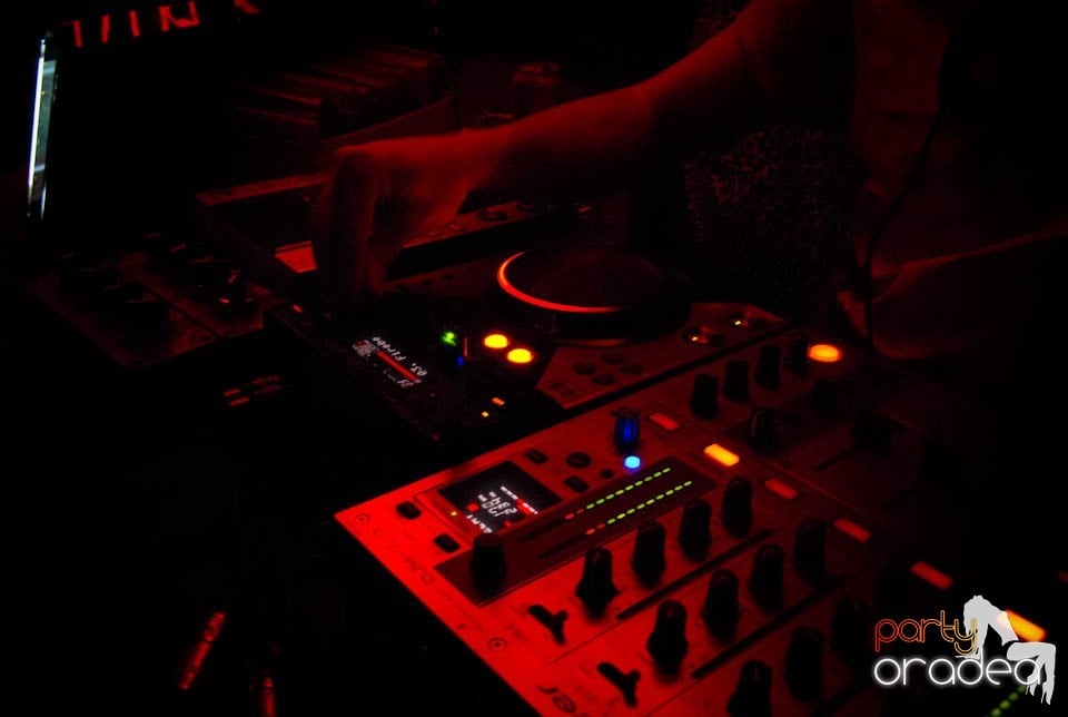 Muzică şi dans în Club Escape, 