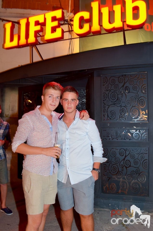Nebunie în Club Life, 