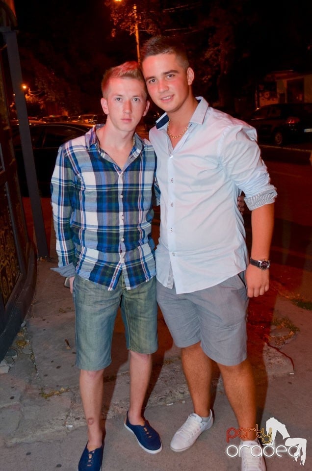 Nebunie în Club Life, 