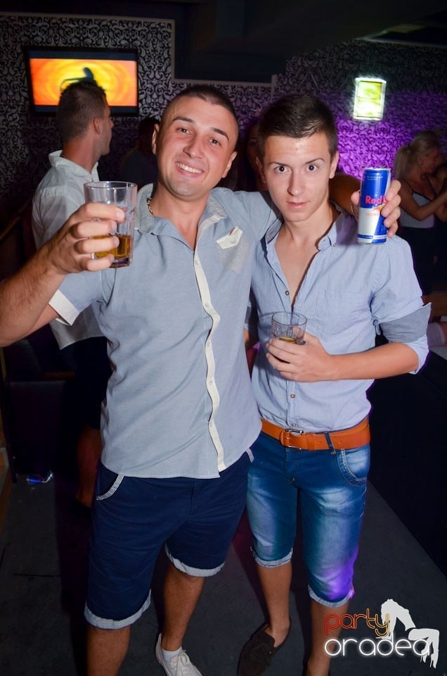 Nebunie în Club Life, 