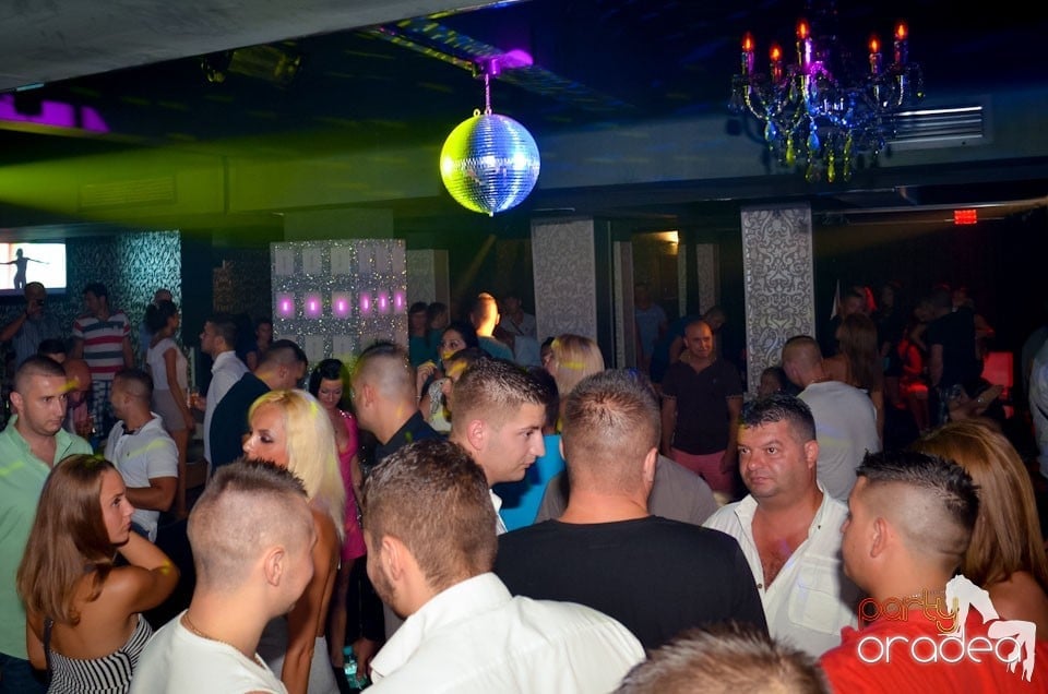 Nebunie în Club Life, 