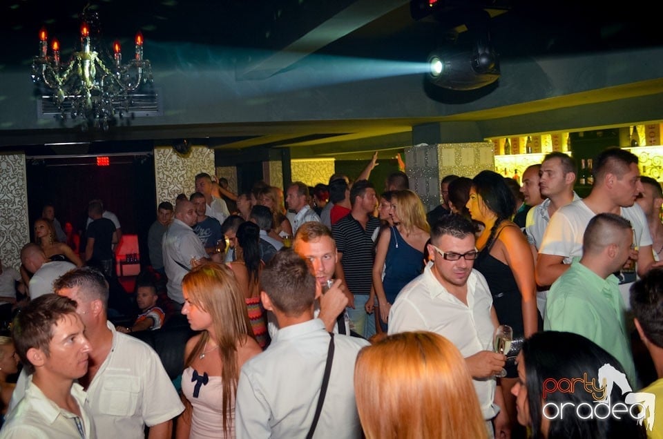 Nebunie în Club Life, 