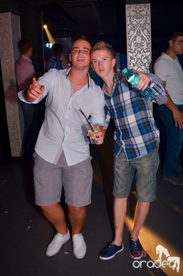 Nebunie în Club Life, 