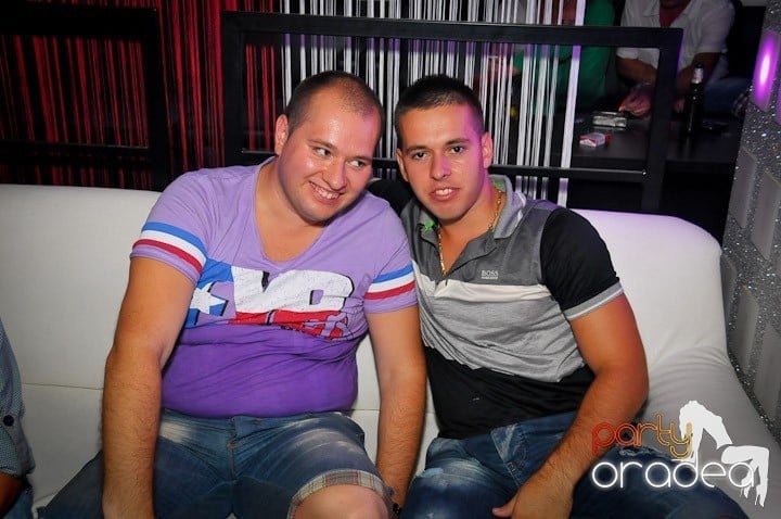 Nebunie în Club Life, 