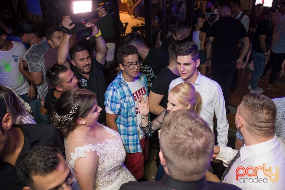 Neon Party by Old Bones Society, Green Pub