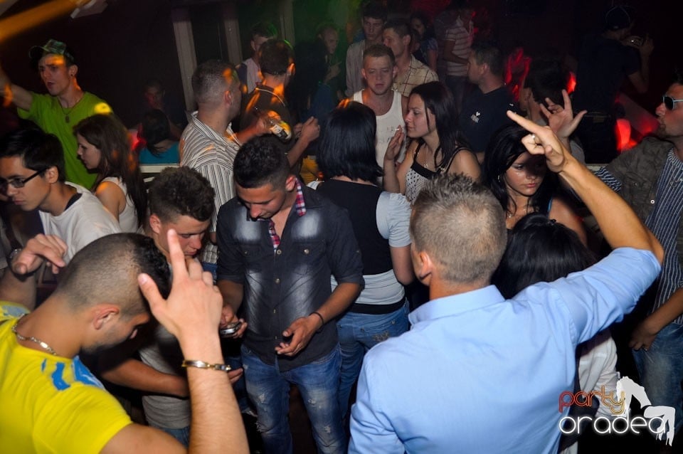 New Face Party în Club Atti's,