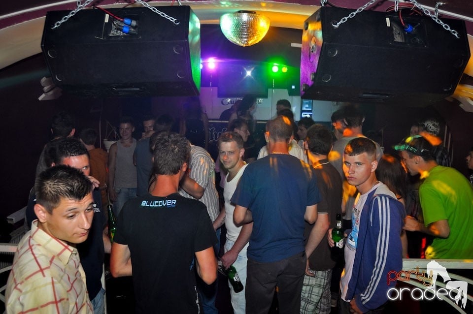 New Face Party în Club Atti's,