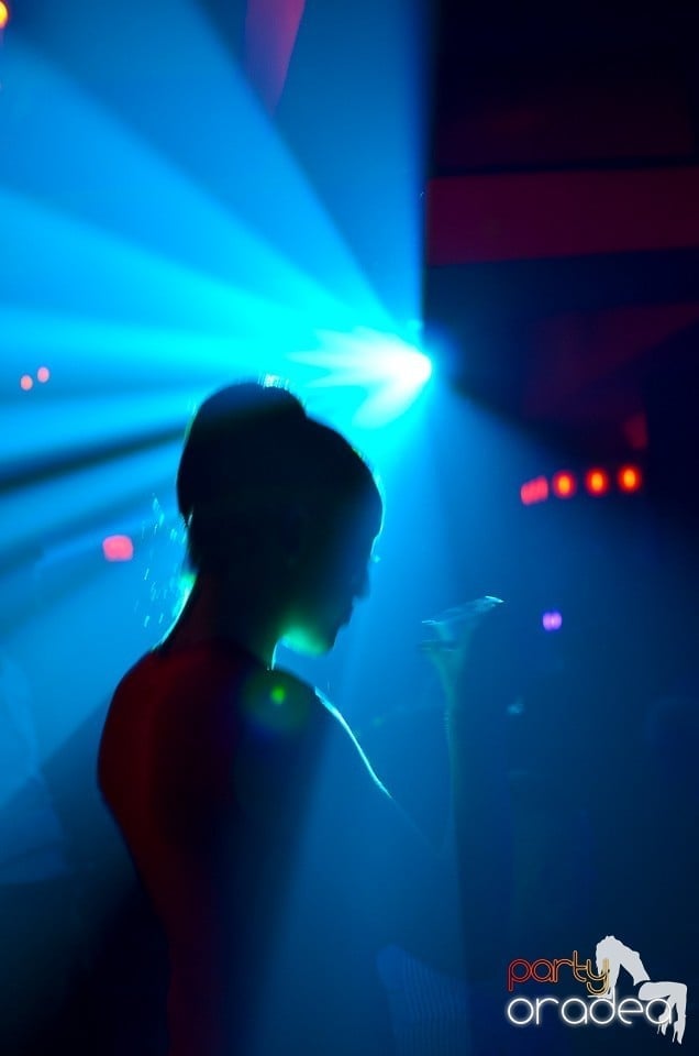 Nicoleta Guţă în Club Life,