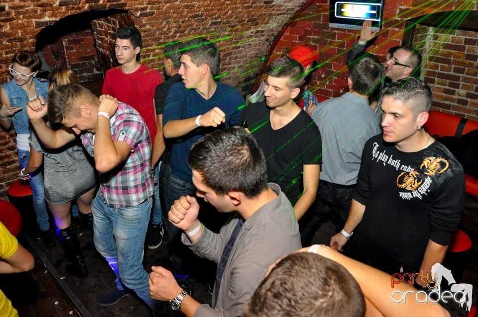 NMD Student's Party cu DJ Dewil în Escape, 