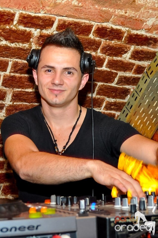 NMD Student's Party cu DJ Dewil în Escape, 