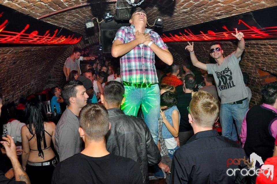 NMD Student's Party cu DJ Dewil în Escape, 