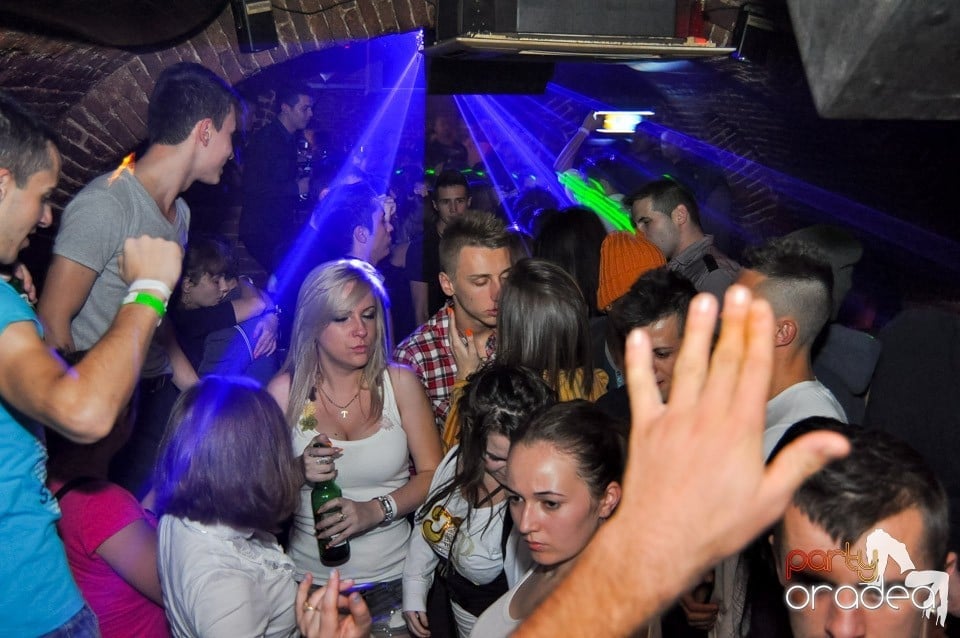 NMD Student's Party cu DJ Dewil în Escape, 