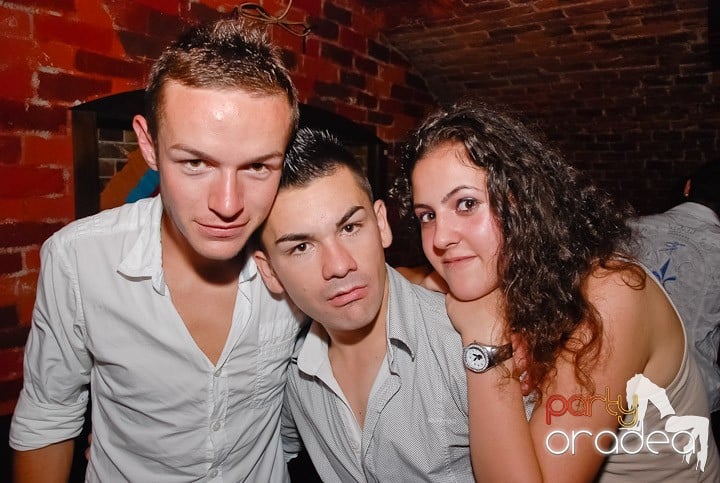 Noapte fierbinte în Club Escape,