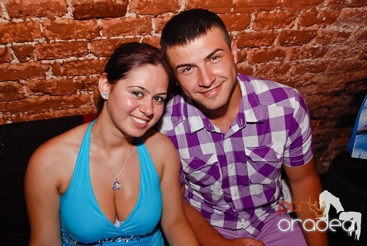 Noapte fierbinte în Club Escape,