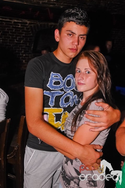 Noapte fierbinte în Club Escape,