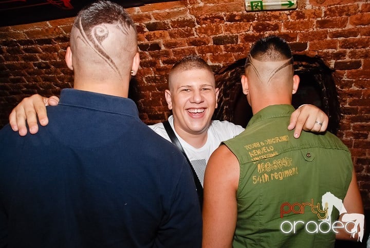 Noapte fierbinte în Club Escape,