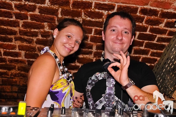 Noapte fierbinte în Club Escape,