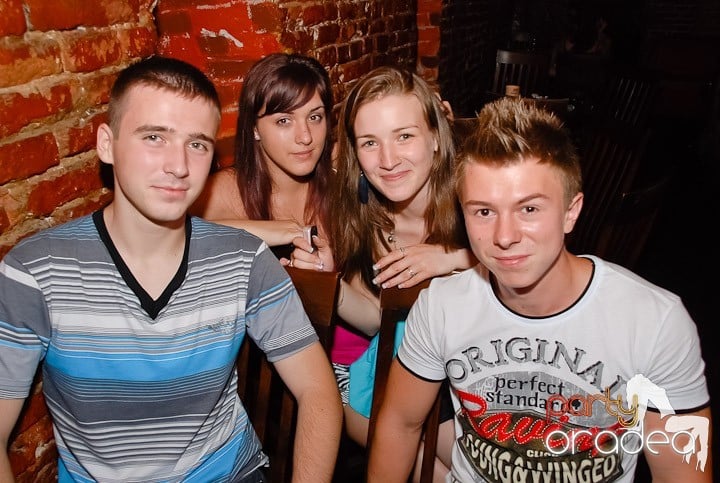 Noapte fierbinte în Club Escape,