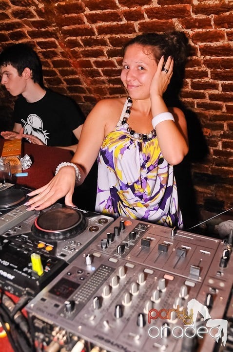 Noapte fierbinte în Club Escape,