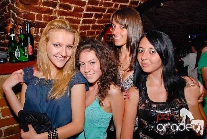 Noapte fierbinte în Club Escape,