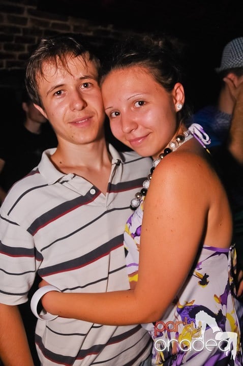 Noapte fierbinte în Club Escape, 