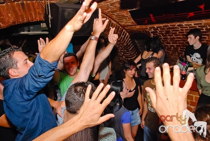 Noapte fierbinte în Club Escape, 