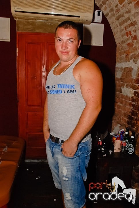 Noapte fierbinte în Club Escape,