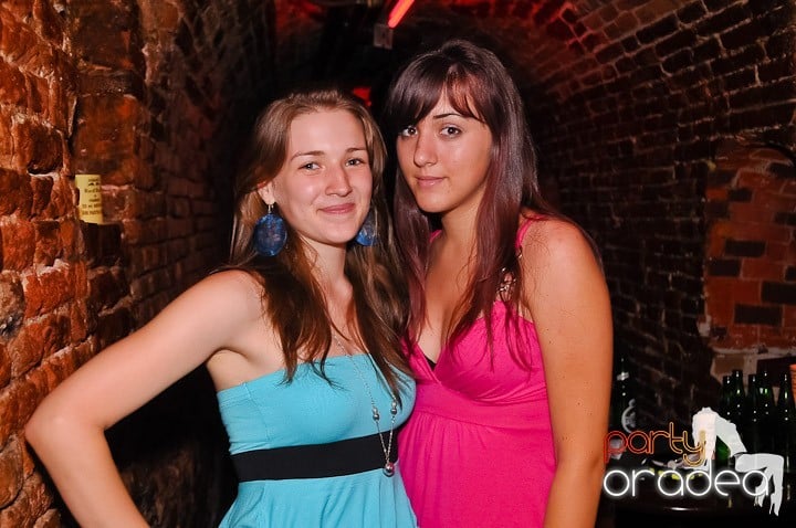 Noapte fierbinte în Club Escape,