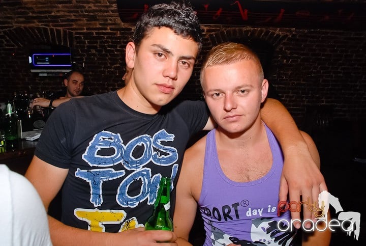 Noapte fierbinte în Club Escape,
