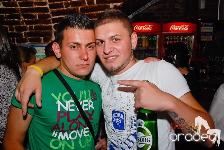 Noapte fierbinte în Club Escape,