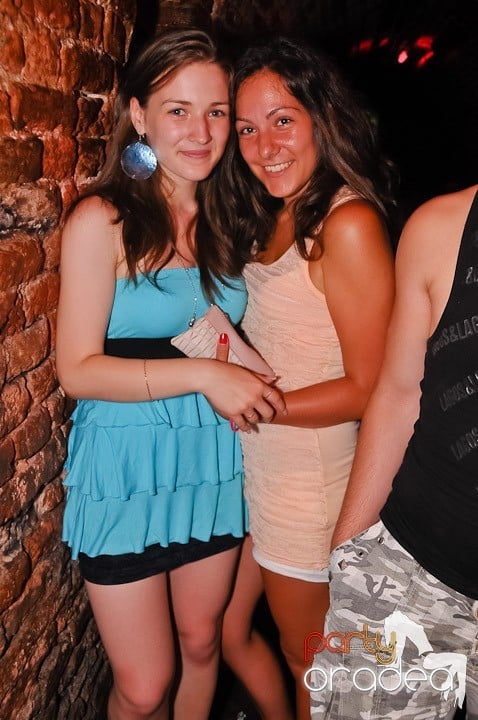 Noapte fierbinte în Club Escape,