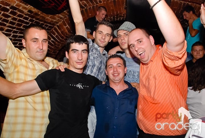 Noapte fierbinte în Club Escape,