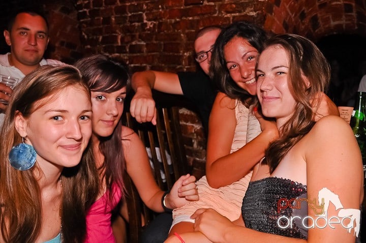 Noapte fierbinte în Club Escape,