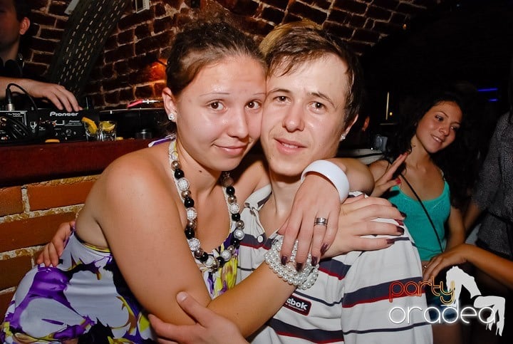 Noapte fierbinte în Club Escape,