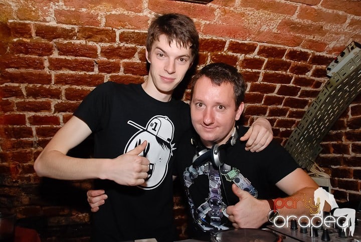 Noapte fierbinte în Club Escape,