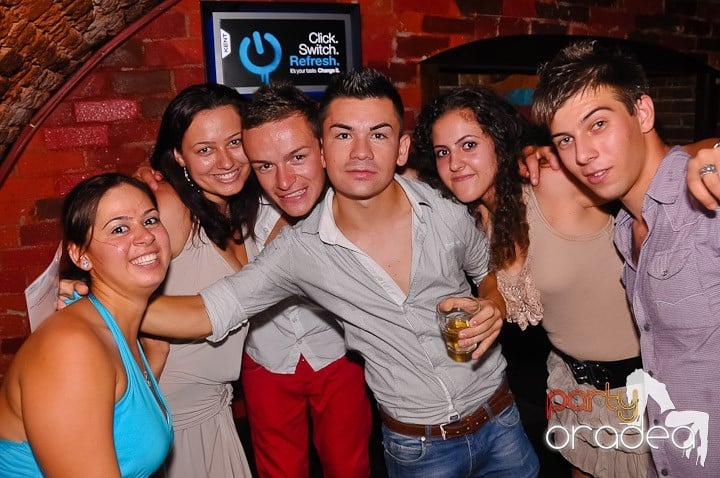Noapte fierbinte în Club Escape,