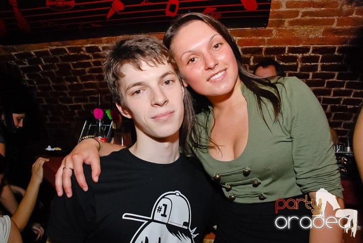 Noapte fierbinte în Club Escape,