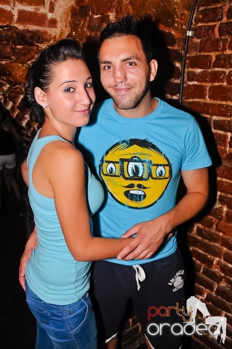 Noapte fierbinte în Club Escape,