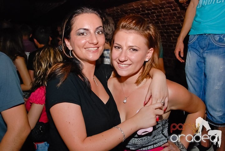Noapte fierbinte în Club Escape,