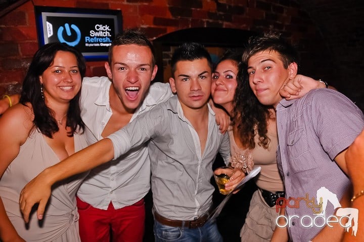 Noapte fierbinte în Club Escape,