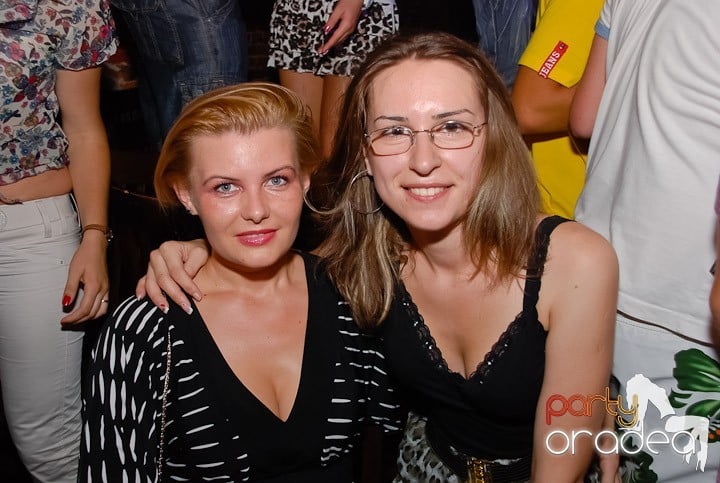 Noapte fierbinte în Club Escape,