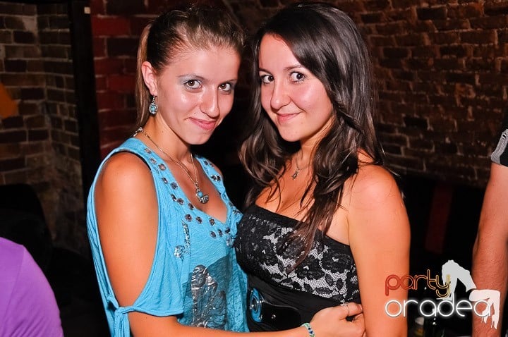 Noapte fierbinte în Club Escape,