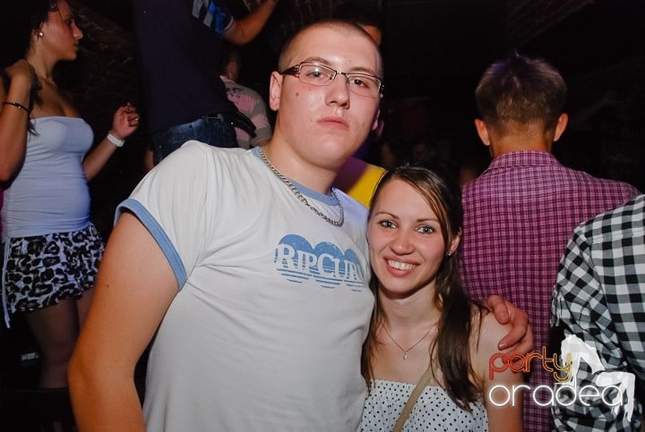 Noapte fierbinte în Club Escape,