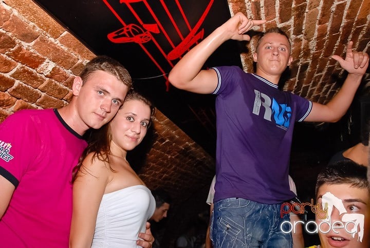 Noapte fierbinte în Club Escape,